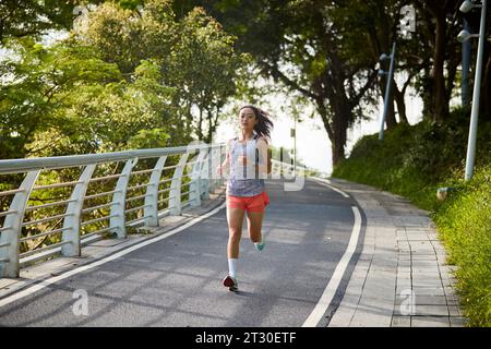 jeune femme asiatique courir le jogging à l'extérieur dans le parc Banque D'Images