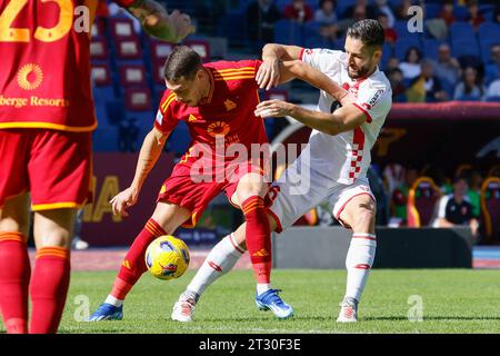 Rome, Italie. 22 octobre 2023. Andrea Belotti, à gauche, de L'AS Roma, est défié par Roberto Gagliardini, de Monza, lors du match de championnat italien de Serie A entre Roma et Monza au Stade Olympique de Rome, Italie, le 22 octobre 2023. Crédit : Riccardo de Luca - Update Images/Alamy Live News Banque D'Images