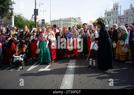 Madrid, Espagne. 22 octobre 2023. Le troupeau de moutons et de chèvres, accompagné de bergers, traverse les rues du centre de Madrid pendant la transhumance, célébrée chaque année. 22 octobre 2023 Espagne (photo Oscar Gonzalez/Sipa USA) (photo Oscar Gonzalez/Sipa USA) crédit : SIPA USA/Alamy Live News Banque D'Images