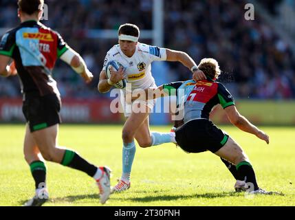 Harvey Skinner d'Exeter Chiefs affronté par Louis Lynagh d'Harlequins lors du Gallagher Premiership Match au Twickenham Stoop, Londres. Date de la photo : dimanche 22 octobre 2023. Banque D'Images