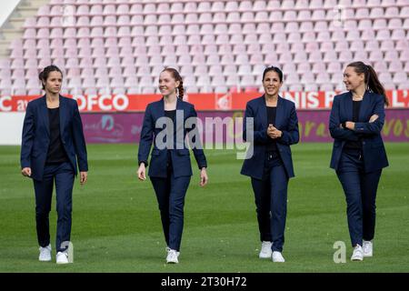 Dijon, France. 18 octobre 2023. Dijon, France, 22 octobre 2023 : arbitres avant le match D1 Arkema entre Dijon et Paris FC au Stade Gaston Gerard à Dijon, France. (Leiting Gao/SPP) crédit : SPP Sport Press photo. /Alamy Live News Banque D'Images