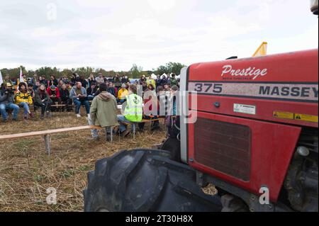 Saix, France. 22 octobre 2023. Conférence de presse. Manifestation contre l'autoroute A69. La mobilisation appelée - Ramdam sur le macadam - a réuni - plus de 9 500 personnes -, selon les organisateurs. Saix, France, le 21 octobre 2023. Photo de Patricia Huchot-Boissier /ABACAPRESS.COM crédit : Abaca Press/Alamy Live News Banque D'Images