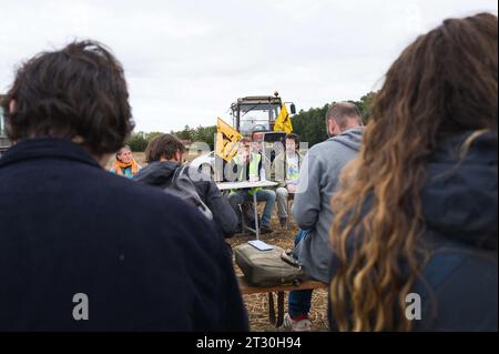 Saix, France. 22 octobre 2023. Conférence de presse. Manifestation contre l'autoroute A69. La mobilisation appelée - Ramdam sur le macadam - a réuni - plus de 9 500 personnes -, selon les organisateurs. Saix, France, le 21 octobre 2023. Photo de Patricia Huchot-Boissier /ABACAPRESS.COM crédit : Abaca Press/Alamy Live News Banque D'Images