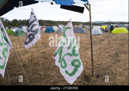 Saix, France. 22 octobre 2023. Bienvenue avec les drapeaux Stop A69. Manifestation contre l'autoroute A69. La mobilisation appelée - Ramdam sur le macadam - a réuni - plus de 9 500 personnes -, selon les organisateurs. Saix, France, le 21 octobre 2023. Photo de Patricia Huchot-Boissier /ABACAPRESS.COM crédit : Abaca Press/Alamy Live News Banque D'Images