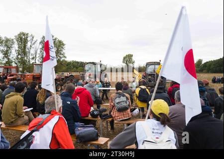 Saix, France. 22 octobre 2023. Conférence de presse. Manifestation contre l'autoroute A69. La mobilisation appelée - Ramdam sur le macadam - a réuni - plus de 9 500 personnes -, selon les organisateurs. Saix, France, le 21 octobre 2023. Photo de Patricia Huchot-Boissier /ABACAPRESS.COM crédit : Abaca Press/Alamy Live News Banque D'Images