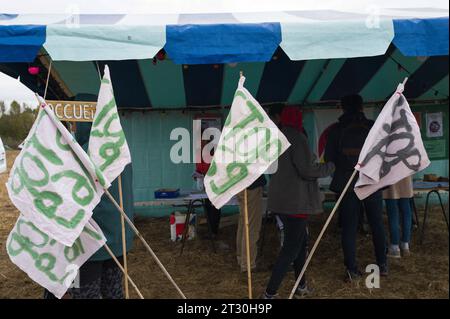 Saix, France. 22 octobre 2023. Bienvenue avec les drapeaux Stop A69. Manifestation contre l'autoroute A69. La mobilisation appelée - Ramdam sur le macadam - a réuni - plus de 9 500 personnes -, selon les organisateurs. Saix, France, le 21 octobre 2023. Photo de Patricia Huchot-Boissier /ABACAPRESS.COM crédit : Abaca Press/Alamy Live News Banque D'Images