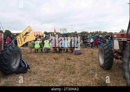 Saix, France. 22 octobre 2023. Conférence de presse. Manifestation contre l'autoroute A69. La mobilisation appelée - Ramdam sur le macadam - a réuni - plus de 9 500 personnes -, selon les organisateurs. Saix, France, le 21 octobre 2023. Photo de Patricia Huchot-Boissier /ABACAPRESS.COM crédit : Abaca Press/Alamy Live News Banque D'Images