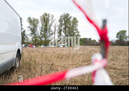 Saix, France. 22 octobre 2023. Manifestation contre l'autoroute A69. La mobilisation appelée - Ramdam sur le macadam - a réuni - plus de 9 500 personnes -, selon les organisateurs. Saix, France, le 21 octobre 2023. Photo de Patricia Huchot-Boissier /ABACAPRESS.COM crédit : Abaca Press/Alamy Live News Banque D'Images