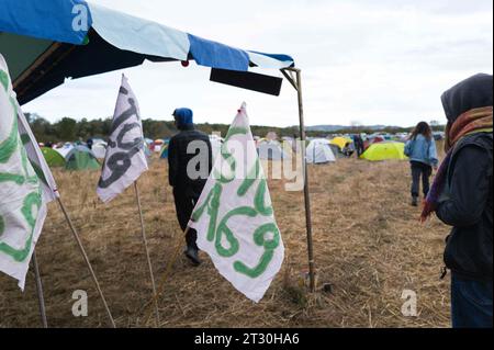 Saix, France. 22 octobre 2023. Bienvenue avec les drapeaux Stop A69. Manifestation contre l'autoroute A69. La mobilisation appelée - Ramdam sur le macadam - a réuni - plus de 9 500 personnes -, selon les organisateurs. Saix, France, le 21 octobre 2023. Photo de Patricia Huchot-Boissier /ABACAPRESS.COM crédit : Abaca Press/Alamy Live News Banque D'Images