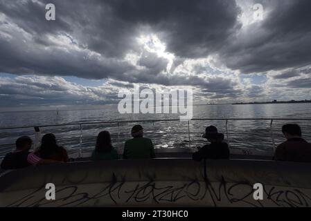 Melbourne, Victoria, Australie. 21 octobre 2023. Les Australiens visitant St. Plage de Kilda par beau temps et les vacances du samedi à Melbourne. (Image de crédit : © Rana Sajid Hussain/Pacific Press via ZUMA Press Wire) USAGE ÉDITORIAL SEULEMENT! Non destiné à UN USAGE commercial ! Banque D'Images