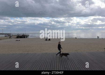 Melbourne, Victoria, Australie. 21 octobre 2023. Les Australiens visitant St. Plage de Kilda par beau temps et les vacances du samedi à Melbourne. (Image de crédit : © Rana Sajid Hussain/Pacific Press via ZUMA Press Wire) USAGE ÉDITORIAL SEULEMENT! Non destiné à UN USAGE commercial ! Banque D'Images