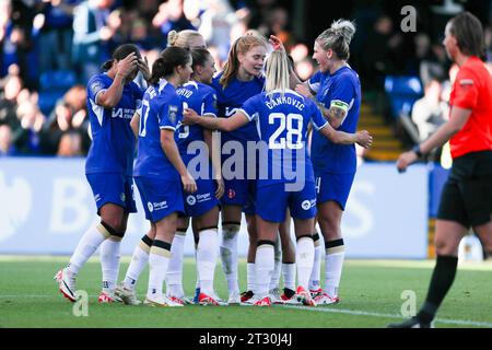 Londres, Royaume-Uni. 21 octobre 2023. Les joueuses célèbrent aux côtés de Sjoeke Nusken de Chelsea (au centre) après avoir marqué le troisième but de leur équipe lors du match Chelsea FC Women contre Brighton & Hove Albion Women FC WSL à Kingsmeadow, Wheatsheaf Park, Londres, Royaume-Uni le 22 octobre 2023 Credit : Every second Media/Alamy Live News Banque D'Images