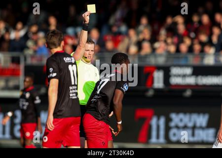 Rotterdam, pays-Bas. 22 octobre 2023. ROTTERDAM, PAYS-BAS - 22 OCTOBRE : l'arbitre Jannick van der Laan montre le carton jaune à Bram van Polen de PEC Zwolle lors du match néerlandais d'Eredivisie entre l'Excelsior Rotterdam et PEC Zwolle au Van Donge & de Roo Stadion le 22 octobre 2023 à Rotterdam, pays-Bas. (Photo Hans van der Valk/Orange Pictures) crédit : Orange pics BV/Alamy Live News Banque D'Images