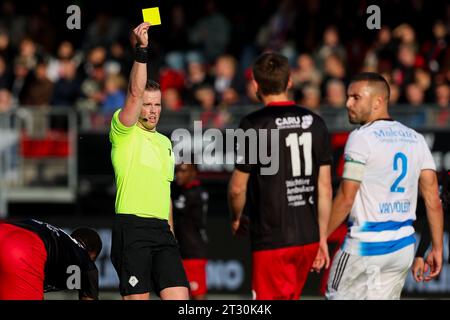 Rotterdam, pays-Bas. 22 octobre 2023. ROTTERDAM, PAYS-BAS - 22 OCTOBRE : l'arbitre Jannick van der Laan montre le carton jaune à Bram van Polen de PEC Zwolle lors du match néerlandais d'Eredivisie entre l'Excelsior Rotterdam et PEC Zwolle au Van Donge & de Roo Stadion le 22 octobre 2023 à Rotterdam, pays-Bas. (Photo Hans van der Valk/Orange Pictures) crédit : Orange pics BV/Alamy Live News Banque D'Images