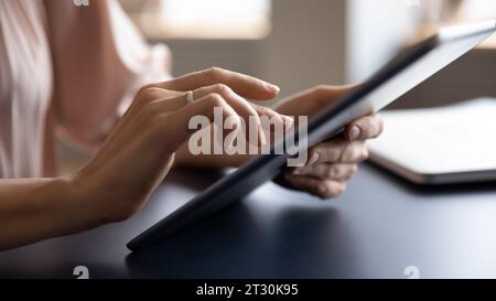 Gros plan mains de femme d'affaires tient la tablette fonctionnant à l'aide de l'application d'affaires d'Internet Banque D'Images