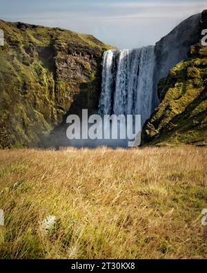 Skogafoss est une cascade sur la rivière Skógá dans le sud de l'Islande, à une falaise marquant l'ancienne côte. Banque D'Images