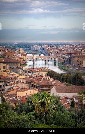 Vue matinale sur le fleuve Arno et le pont Ponte Vecchio dans la vieille ville de Florence, Italie. Banque D'Images