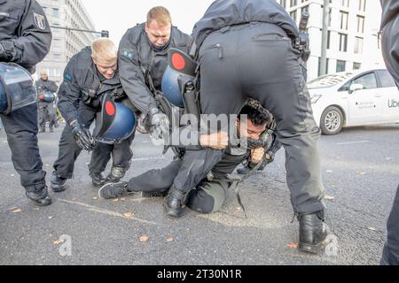 Berlin, Allemagne. 22 octobre 2023. Dans le contexte du rassemblement pro-israélien à la porte de Brandebourg, Potsdamer Platz à Berlin est devenu le point focal d'un sentiment contrasté le 22 octobre 2023. De nombreux manifestants pro-palestiniens se sont rassemblés malgré l'interdiction préalable de l'événement par la police. L'atmosphère était chargée d'émotion alors que les participants agitaient des drapeaux palestiniens et chantaient passionnément des slogans, avec l'écho de ''Palestine libre''. Les manifestants ont exprimé leur solidarité avec le peuple palestinien, plaidant pour ses droits et exprimant leurs préoccupations au sujet des récents événements à gaz Banque D'Images