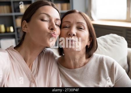 Fille sa mère regardant la caméra souffler des baisers vue webcam Banque D'Images