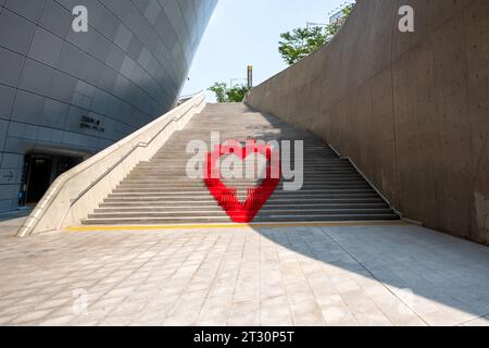 Séoul, Corée du Sud - 10 juillet 2022 : passerelle et revêtement de façade perforé de Dongdaemun Design Plaza ou DDP. Conçu par Zaha Hadid et Samoo Banque D'Images