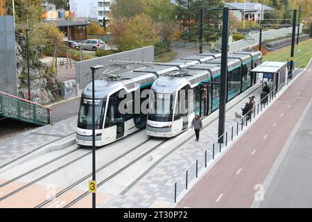 Premier jour de tram express à Helsinki 21.10.2023. Helsinki a ouvert une nouvelle ligne de tramway express (PIkaratikka), également connue sous le nom de raidejokeri. Elle opère entre Itäkeskus et Keilaniemi. Ligne a 34 arrêts et il est à environ 25km llong. Le numéro de ligne est 15. Helsinki a également un tramway régulier (ouvert en 1891) Banque D'Images