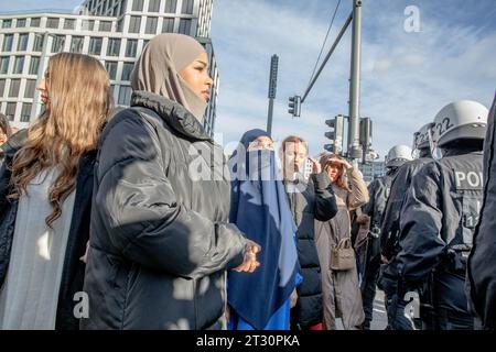 Dans le contexte du rassemblement pro-israélien à la porte de Brandebourg, Potsdamer Platz à Berlin est devenu le point focal d'un sentiment contrasté le 22 octobre 2023. De nombreux manifestants pro-palestiniens se sont rassemblés malgré l'interdiction préalable de l'événement par la police. L'atmosphère était chargée d'émotion alors que les participants agitaient des drapeaux palestiniens et chantaient passionnément des slogans, avec l'écho de « Palestine libre ». Les manifestants ont exprimé leur solidarité avec le peuple palestinien, plaidant pour ses droits et exprimant leurs préoccupations au sujet des récents événements à Gaza. Les forces de l ' ordre étaient présentes dans for Banque D'Images