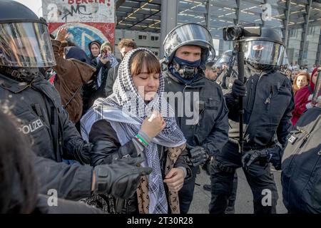 Dans le contexte du rassemblement pro-israélien à la porte de Brandebourg, Potsdamer Platz à Berlin est devenu le point focal d'un sentiment contrasté le 22 octobre 2023. De nombreux manifestants pro-palestiniens se sont rassemblés malgré l'interdiction préalable de l'événement par la police. L'atmosphère était chargée d'émotion alors que les participants agitaient des drapeaux palestiniens et chantaient passionnément des slogans, avec l'écho de « Palestine libre ». Les manifestants ont exprimé leur solidarité avec le peuple palestinien, plaidant pour ses droits et exprimant leurs préoccupations au sujet des récents événements à Gaza. Les forces de l ' ordre étaient présentes dans for Banque D'Images