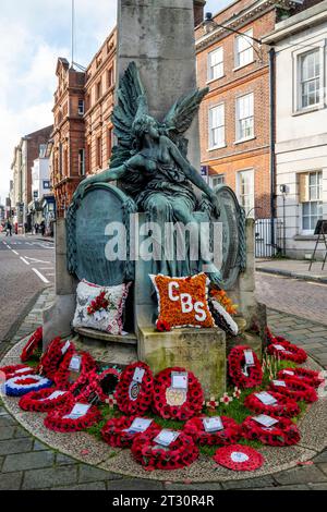 Le Mémorial de guerre de la ville avec des couronnes de coquelicots posés par les sociétés Bonfire de la ville et les membres du public, High Street, Lewes, East Sussex, Royaume-Uni. Banque D'Images