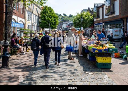 Population locale Shopping at A Stall vendant des fruits et légumes, High Street, Lewes, East Sussex, Royaume-Uni. Banque D'Images