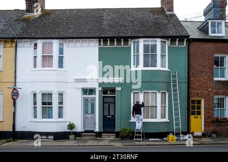 Peintre et décorateur travaillant dans la ville de Lewes, East Sussex, Royaume-Uni. Banque D'Images