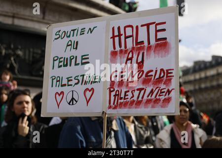 Paris, France. 22 octobre 2023. Manifestation pro-palestinienne pour exiger la fin des opérations militaires israéliennes à Gaza à l'appel du collectif national pour une paix juste et durable entre Palestiniens et Israéliens le 22 octobre 2023 place de la République à Paris, France. Crédit : Bernard Menigault/Alamy Live News Banque D'Images