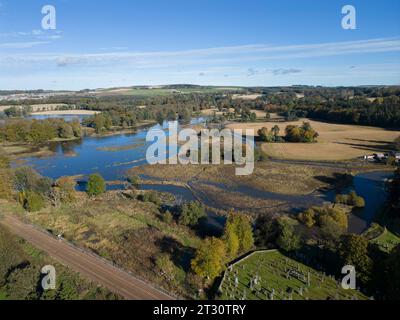 La rivière Don éclate ses rives à Kintore Aberdeenshire, en Écosse. Tempête Babet Banque D'Images