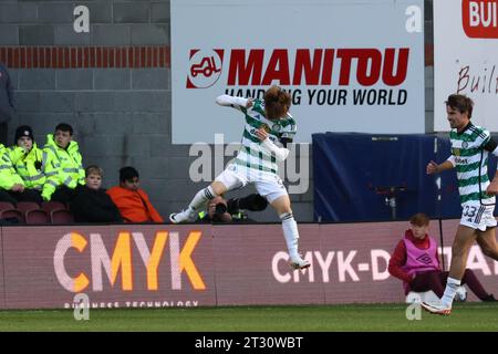 Edimbourg, Royaume-Uni. 22 octobre 2023. Edimbourg. Écosse. Parc Tynecastle. 22 octobre 2023 pendant la Cinch Scottish Premiership. Match Between Hearts & Celtic Celtic Kyogo Furuhashi célèbre le troisième but du Celtic (crédit photo : David Mollison/Alamy Live News Banque D'Images