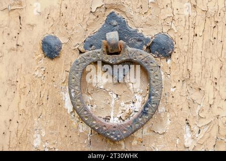 Vieille poignée de porte vintage sur une porte en bois. Mise au point sélective. Banque D'Images