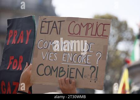 Paris, France. 22 octobre 2023. Manifestation pro-palestinienne pour exiger la fin des opérations militaires israéliennes à Gaza à l'appel du collectif national pour une paix juste et durable entre Palestiniens et Israéliens le 22 octobre 2023 place de la République à Paris, France. Crédit : Bernard Menigault/Alamy Live News Banque D'Images
