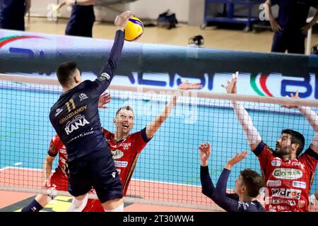 Taranto, Italie. 22 octobre 2023. Grozdanov Aleks, Rana Verona, écrasés. Pendant Gioiella Prisma Taranto vs Rana Verona, match de volleyball italien Serie A hommes Superleague à Tarente, Italie, octobre 22 2023 crédit : Agence de photo indépendante/Alamy Live News Banque D'Images