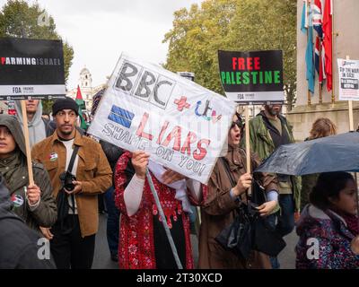 Des marcheurs pro-palestiniens à Londres, au Royaume-Uni, lors de la manifestation Marche nationale pour la Palestine Stop the war on Gaza, défilent pour protester contre le consortium Israël Palestine sur la bande de Gaza. Manifestants avec une affiche anti BBC et anti ITV protestant contre la couverture du conflit de Gaza sur les chaînes d'information de la télévision britannique Banque D'Images