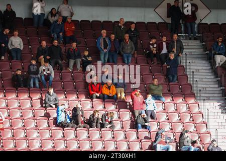 Edimbourg, Royaume-Uni. 22 octobre 2023. Edimbourg. Écosse. Parc Tynecastle. 22 octobre 2023 pendant la Cinch Scottish Premiership. Match entre les fans de Hearts et Celtic Hearts laissés en chiffres après le troisième but de Celtic (crédit photo : David Mollison/Alamy Live News Banque D'Images