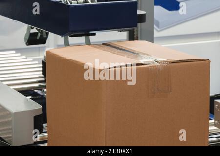 Boîtes en carton sur une palette prêtes à être livrées dans un entrepôt, entrepôt logistique arrière-plan du concept logistique de livraison Banque D'Images