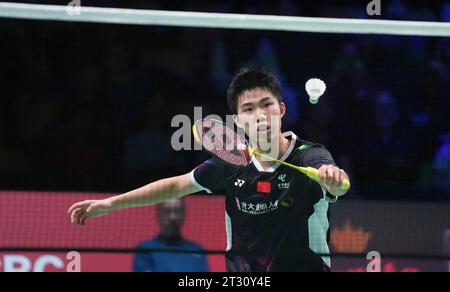 Weng Hong Yang, Chine en action contre Lee Zii Jia, de Malaisie, en finale simple au Victor Denmark Open à Jyske Bank Arena à Odense dimanche 22 octobre 2023. Banque D'Images