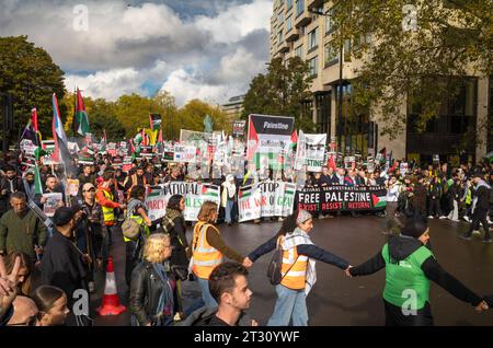 Londres / Royaume-Uni - 21 2023 octobre : des centaines de milliers de manifestants pro-palestiniens défilent lors d'une manifestation contre les attaques israéliennes sur Gaza dans le centre de Lon Banque D'Images