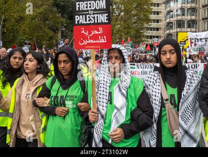 Londres / Royaume-Uni - 21 2023 octobre : des femmes musulmanes brandissent des pancartes alors qu'elles marchent avec d'autres manifestants pro-palestiniens lors d'une manifestation majeure contre l'AT israélienne Banque D'Images