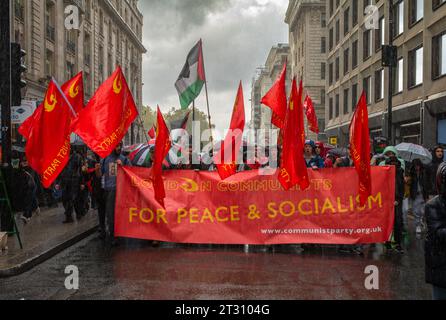 Londres / Royaume-Uni - 21 2023 octobre : des membres du Parti communiste de Grande-Bretagne (CPB) défilent sous la pluie avec des drapeaux rouges et des milliers de manifestants pro-palestiniens Banque D'Images