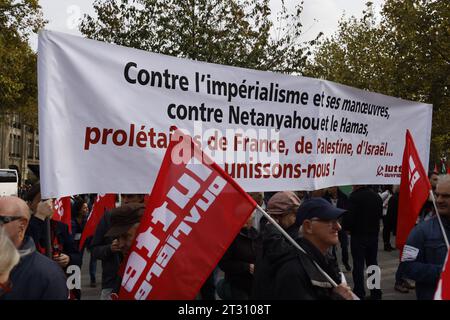 Paris, France. 22 octobre 2023. Manifestation pro-palestinienne pour exiger la fin des opérations militaires israéliennes à Gaza à l'appel du collectif national pour une paix juste et durable entre Palestiniens et Israéliens le 22 octobre 2023 place de la République à Paris, France. Crédit : Bernard Menigault/Alamy Live News Banque D'Images