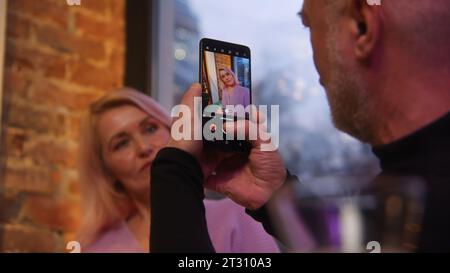 Couple de personnes âgées à la date dans le restaurant. Film. Beau couple âgé a du bon temps sur la date. Couple de personnes âgées sur rendez-vous au restaurant à Banque D'Images