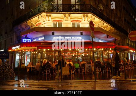 Une photo de nuit de l'extérieur de la crêperie Saint honore , étal français de Street food servant des crêpes salées et sucrées, qui ressemblent à des crêpes. Paris Banque D'Images