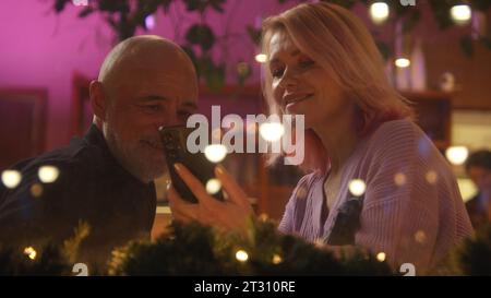 Couple de personnes âgées à la date dans le restaurant. Film. Beau couple âgé a du bon temps sur la date. Couple de personnes âgées à la date au restaurant à la veille Banque D'Images
