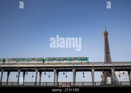 Tour Eiffel vue des Bateaux mouches sur la Seine-Paris-France-Europe Banque D'Images