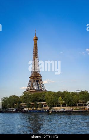 Tour Eiffel vue des Bateaux mouches sur la Seine-Paris-France-Europe Banque D'Images