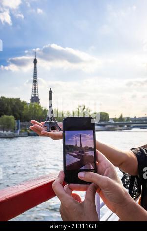 Tour Eiffel vue des Bateaux mouches sur la Seine-Paris-France-Europe Banque D'Images